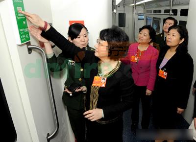 人大代表山東代表團視察中國消防博物館消防安全