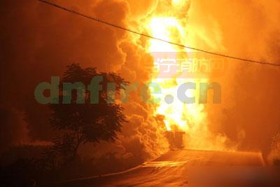大貨車側翻32噸黃磷泄漏 爆炸一觸即發(fā)消防趕赴救火