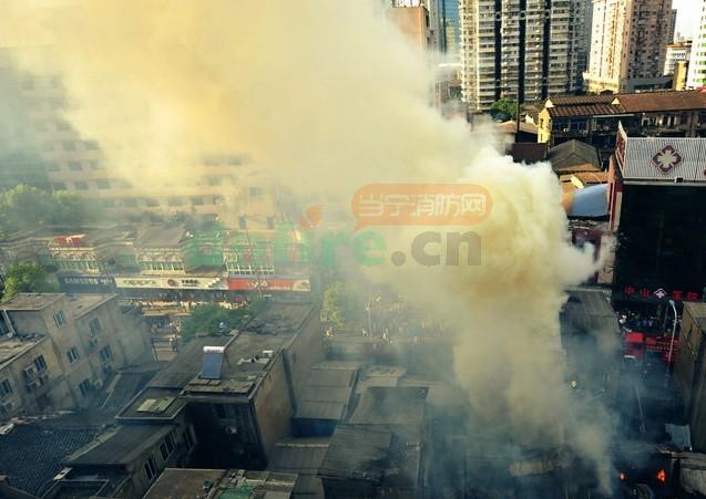 長沙市鬧突發(fā)大火 房屋被燒穿