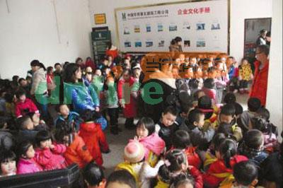 幼兒園突發(fā)火 老師敲破自來水管壓制大火 