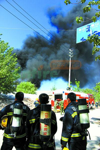 鄭州西南郊一倉(cāng)庫(kù)失火爆炸 數(shù)家民房窗戶玻璃被震裂