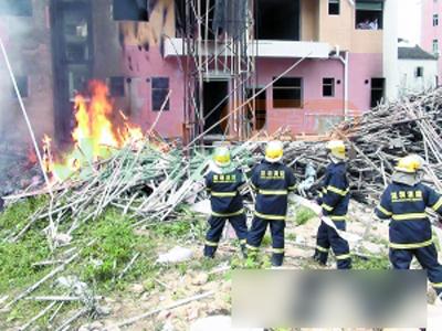 露天建材突引燃 疑帶火種煙頭引發(fā)