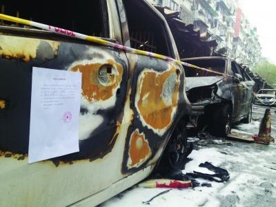 車庫(kù)里外大火遍布 上百輛車被燒成骨架