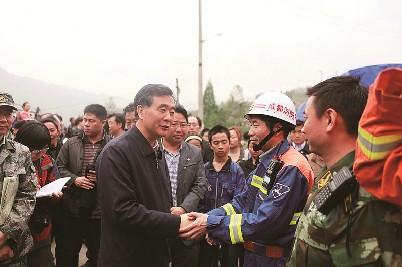 汪洋深入蘆山地震重災區(qū)察看災情 親切慰問消防官兵