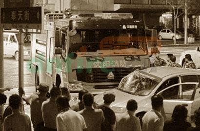 執(zhí)行任務(wù)消防車與轎車發(fā)生碰撞 120急救車又刮碰公交車