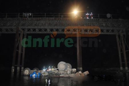 貨車失控沖出鐵架高橋護(hù)欄墜河 墜落司機(jī)死亡