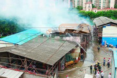 廣西東溝嶺一工地板房突發(fā)大火 20間板房被燒毀