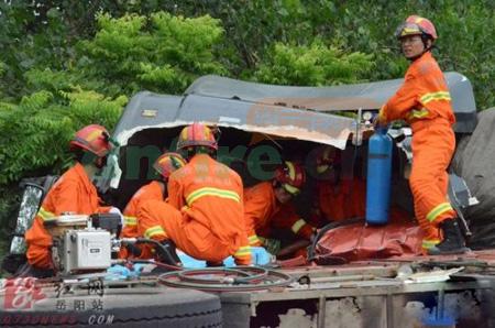 岳華公路兩輛重載貨車相撞 消防部門兩小時生死營救