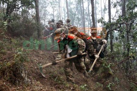 香格里拉森林火災(zāi)連燒3天 消防官兵仍在緊張撲火