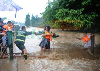 都江堰暴雨河水淹至二樓 消防隊(duì)員營救被困群眾