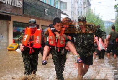 四川境內(nèi)強(qiáng)降雨 消防官兵轉(zhuǎn)移民眾7000多人