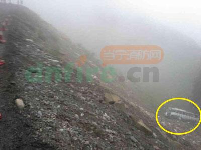 新疆昌吉一臺(tái)大巴車沖下40米高山坡 15人死亡