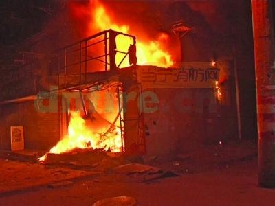 電動(dòng)車(chē)修理店著火 鄰居砸窗救人