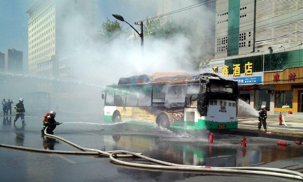 武漢一公交車突發(fā)自燃燒成空架 十名乘客緊急逃生