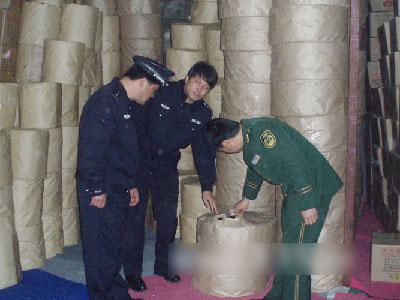 上海消防總隊青浦支隊繳獲非法煙花爆竹2500余箱