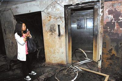 半夜電梯等候間起火 消防員扒電梯救出被困女子