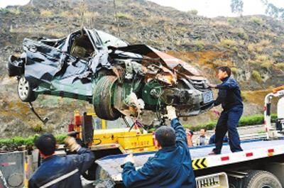 昆石高速汽車追尾 男子停車看熱鬧當場被撞死