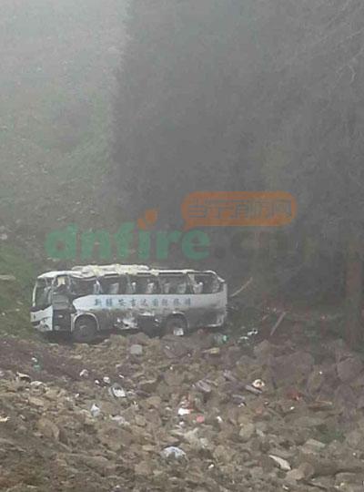 新疆昌吉一臺(tái)大巴車沖下40米高山坡 15人死亡