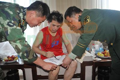 畢福劍做客吉林消防 感受消防官兵警營文化生活
