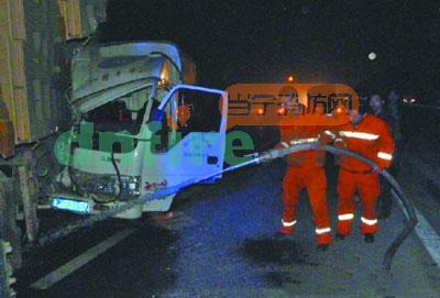 車禍致工程車油箱大面積泄漏恐引火災(zāi) 消防水槍清除地面柴油
