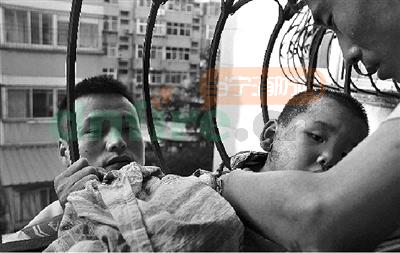 3歲孩童頭被卡防盜窗身體懸掛半空 脖頸血流不止