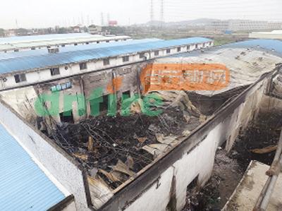 廣東一塑料廠大火殃及紙箱廠 兩廠屋頂均被燒塌