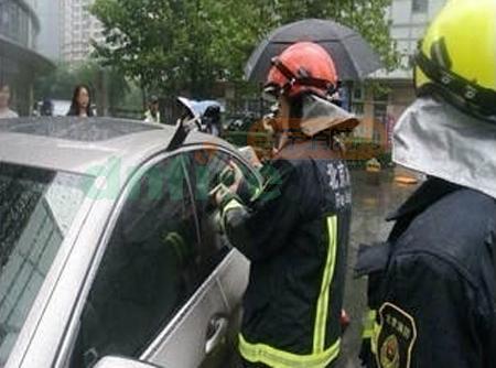兩歲女童被困寶馬車 母親堅(jiān)持不能破壞車窗玻璃