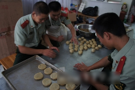 臺州仙居消防官兵手把手做月餅 為家人送祝福