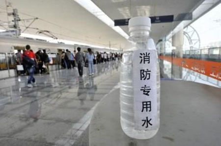 成都地鐵站出現(xiàn)消防專用水 專為澆滅垃圾箱煙頭