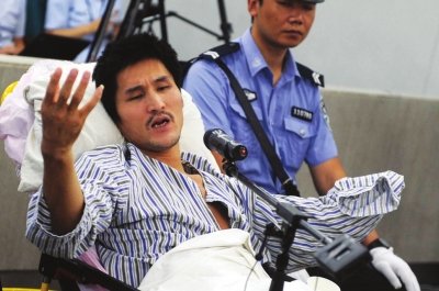 冀中星臥病床受審 回答公訴人提問