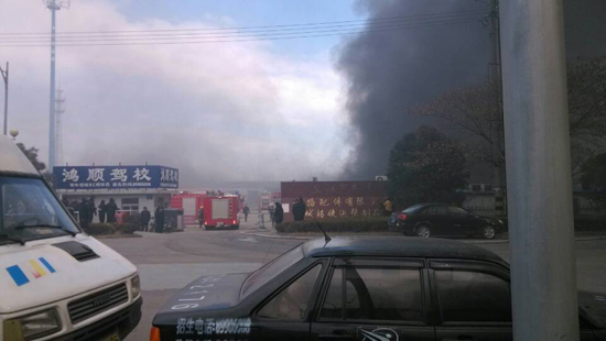 消防車駛?cè)刖仍? width=
