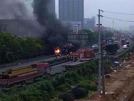 兩車起火