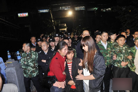 被困家屬等待消息
