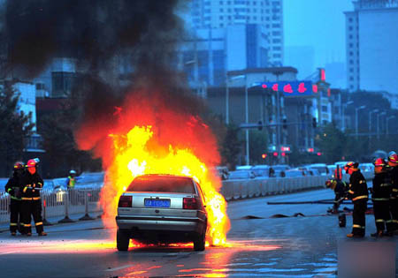 起火轎車