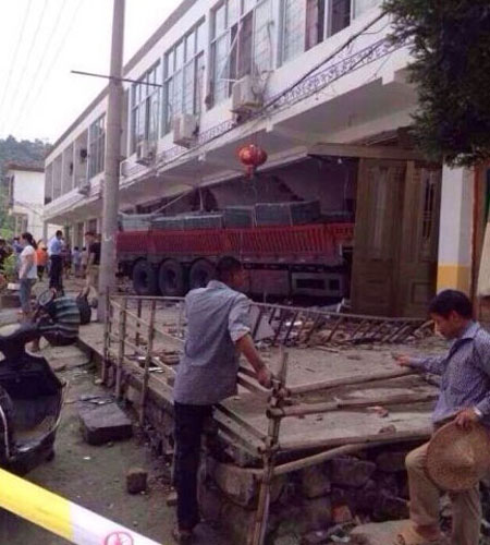 車輛撞進(jìn)民房
