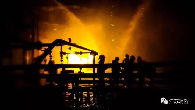 對周邊相關(guān)儲罐和著火罐進(jìn)行關(guān)閥斷料