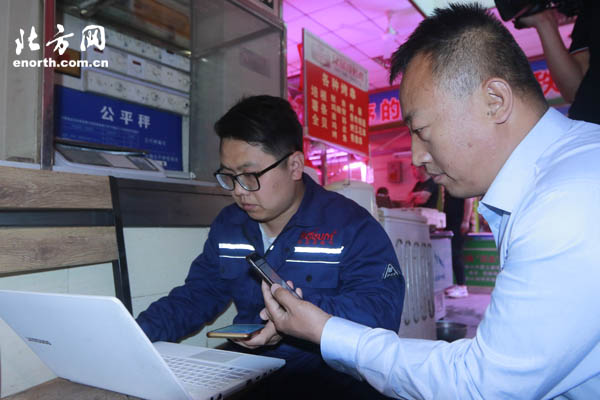 工作人員正在進行調試
