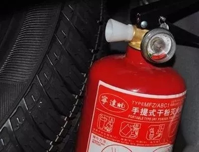 車載滅火器應(yīng)該放在車內(nèi)的哪個(gè)位置