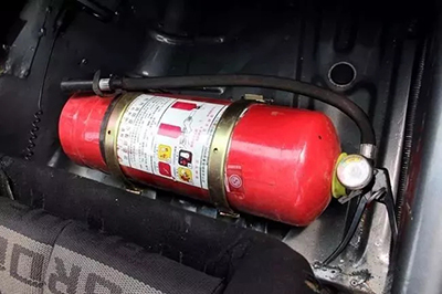 車載滅火器應(yīng)該放在車內(nèi)的哪個(gè)位置