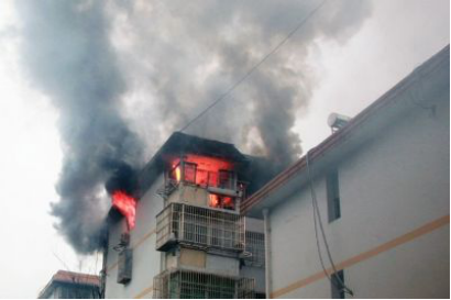 手機(jī)充完電不拔充電器事故