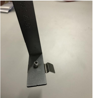 將Z型支架底部卡槽旋轉90°