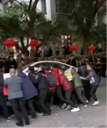 重慶市加州花園高層住宅火災(zāi)，眾人推消防通道違停車輛