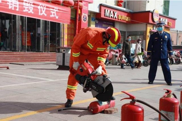 高青集中銷毀100余件假冒偽劣消防產(chǎn)品