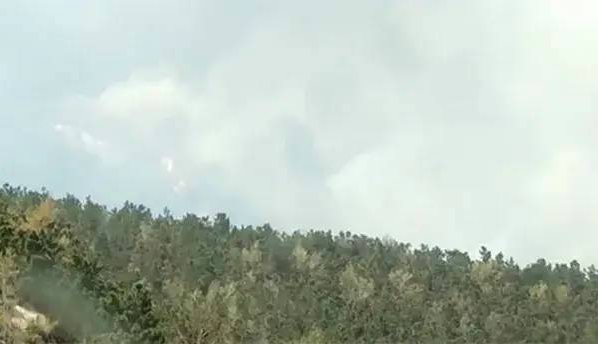 青島兩處山火復(fù)燃 100余輛消防車和4架直升機(jī)撲救