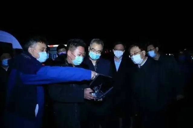 青島兩處山火復(fù)燃 100余輛消防車和4架直升機(jī)撲救