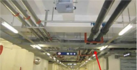 橋架管線吊桿平行，間距合理；不足：電纜橋架布置在管道下方