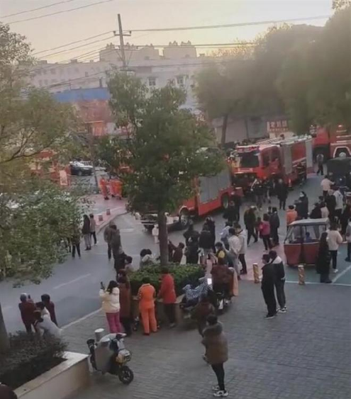 河南漯河一飯店爆炸致4人受傷，隔壁門店樓梯被炸塌視頻截圖