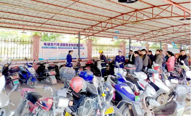 消防員為群眾講解戶外電動自行車充電場所的注意事項（資料圖）