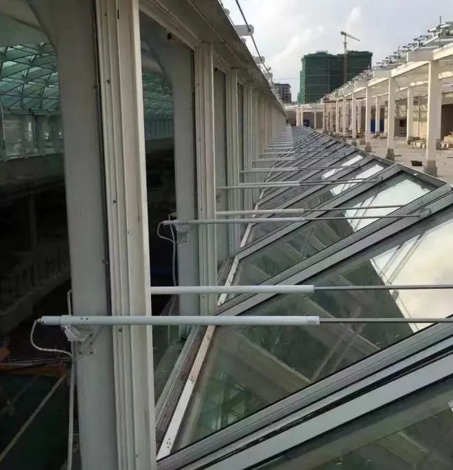 推桿式電動開窗機現(xiàn)場安裝圖