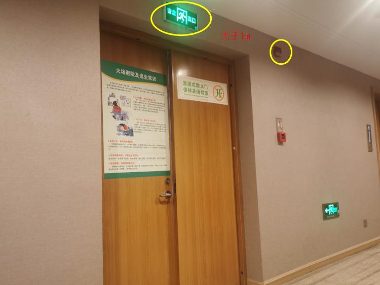 消防應(yīng)急疏散指示標(biāo)志燈具與聲光警報(bào)器為什么不安裝在同一面墻上